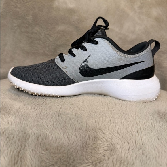 Nike Roshe Kids Black and White Golf Shoes - Picture 4 of 9